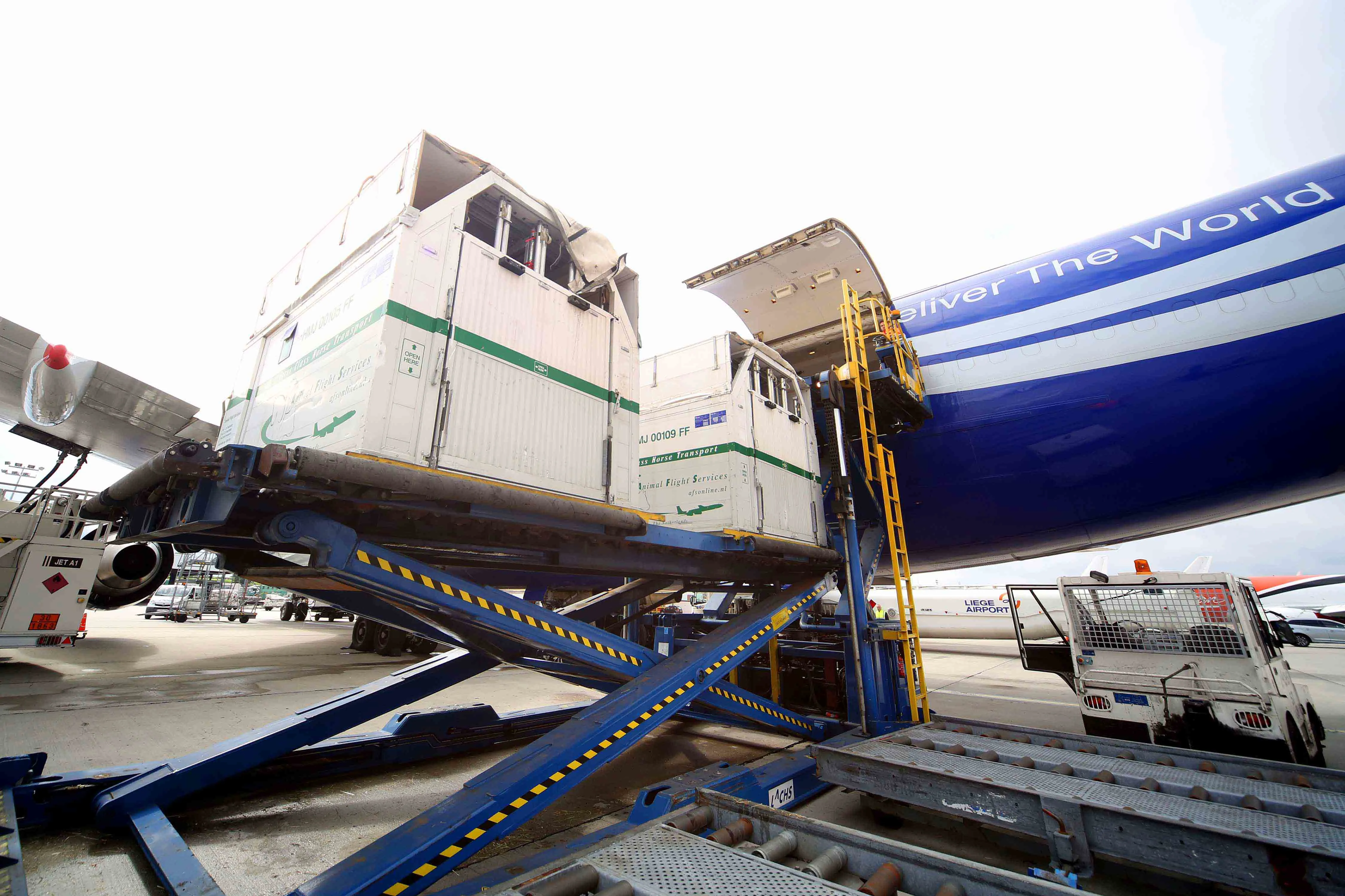 Chargement des boxes de transport.