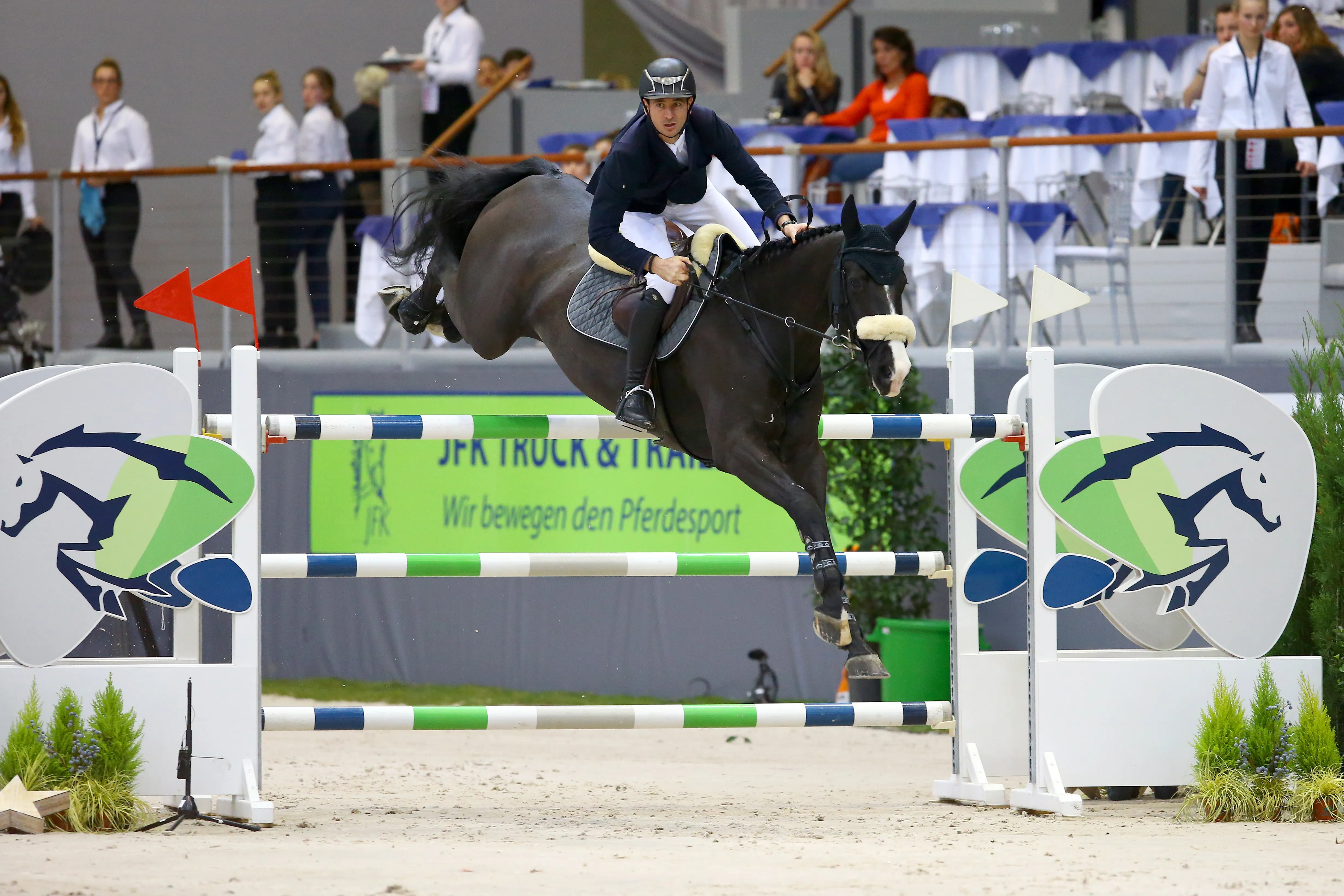 Ici prêts à réceptionner pour aborder l'avant-dernier oxer, Steve Guerdat et Alamo ont réalisé une dernière ligne folle.