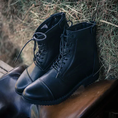 Boots 3D DMH, couverture DMH, guêtres HV Polo, guêtre Lamicell, pantalon Isabell Werth (rouge) et sangle bavette Eric Thomas