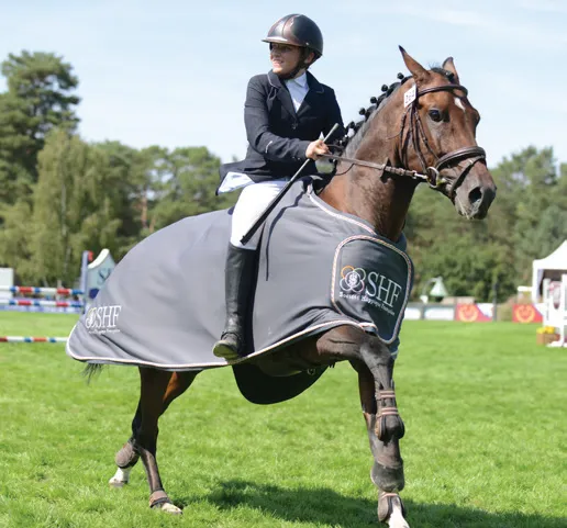 Ken van Orchid, un poney champion des cinq ans deuxième année chez les chevaux!