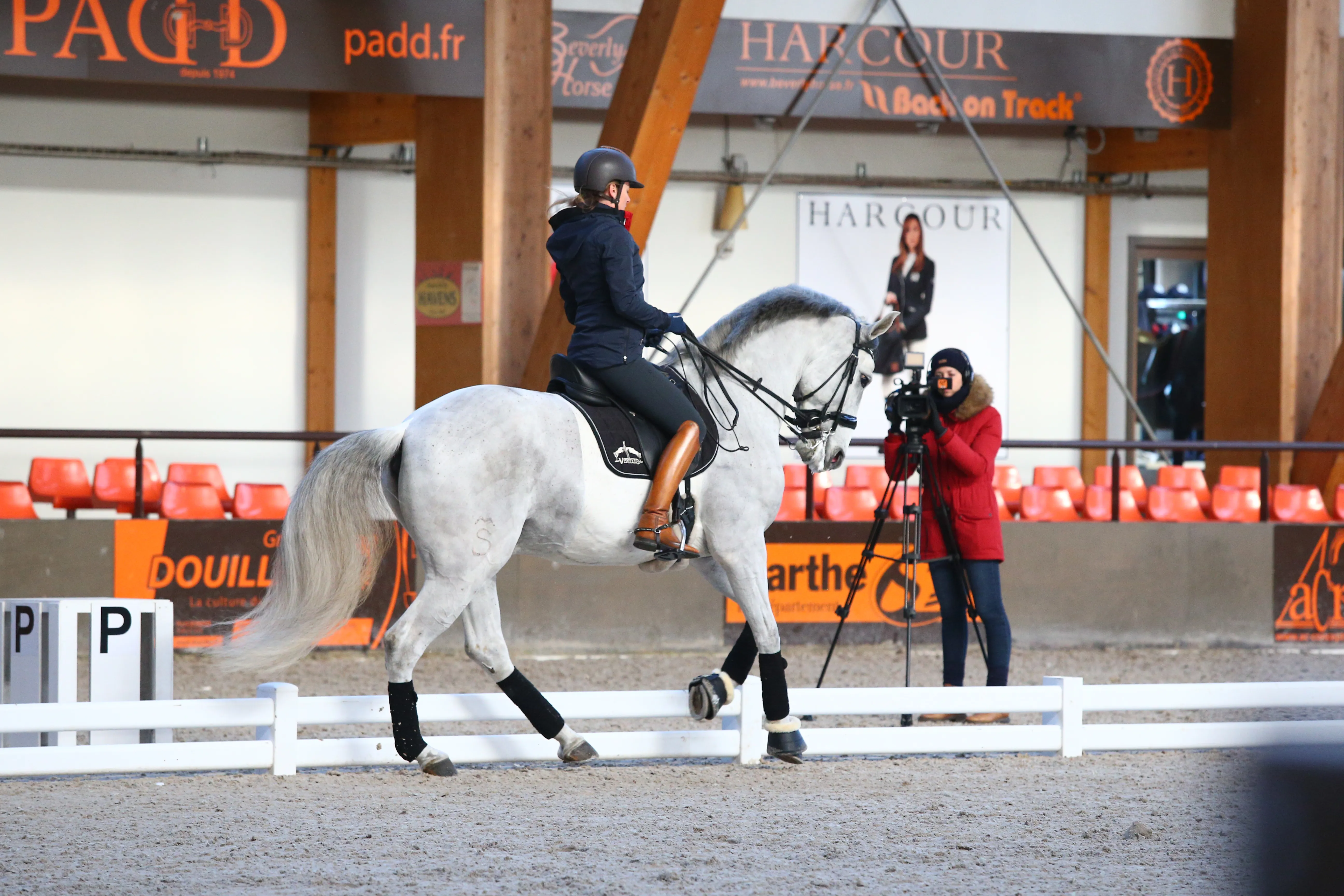 Anne-Sophie Serre en selle sur Vistoso de Massa, ont évolué sous l'oeil avisé de Jan Bemelmans.