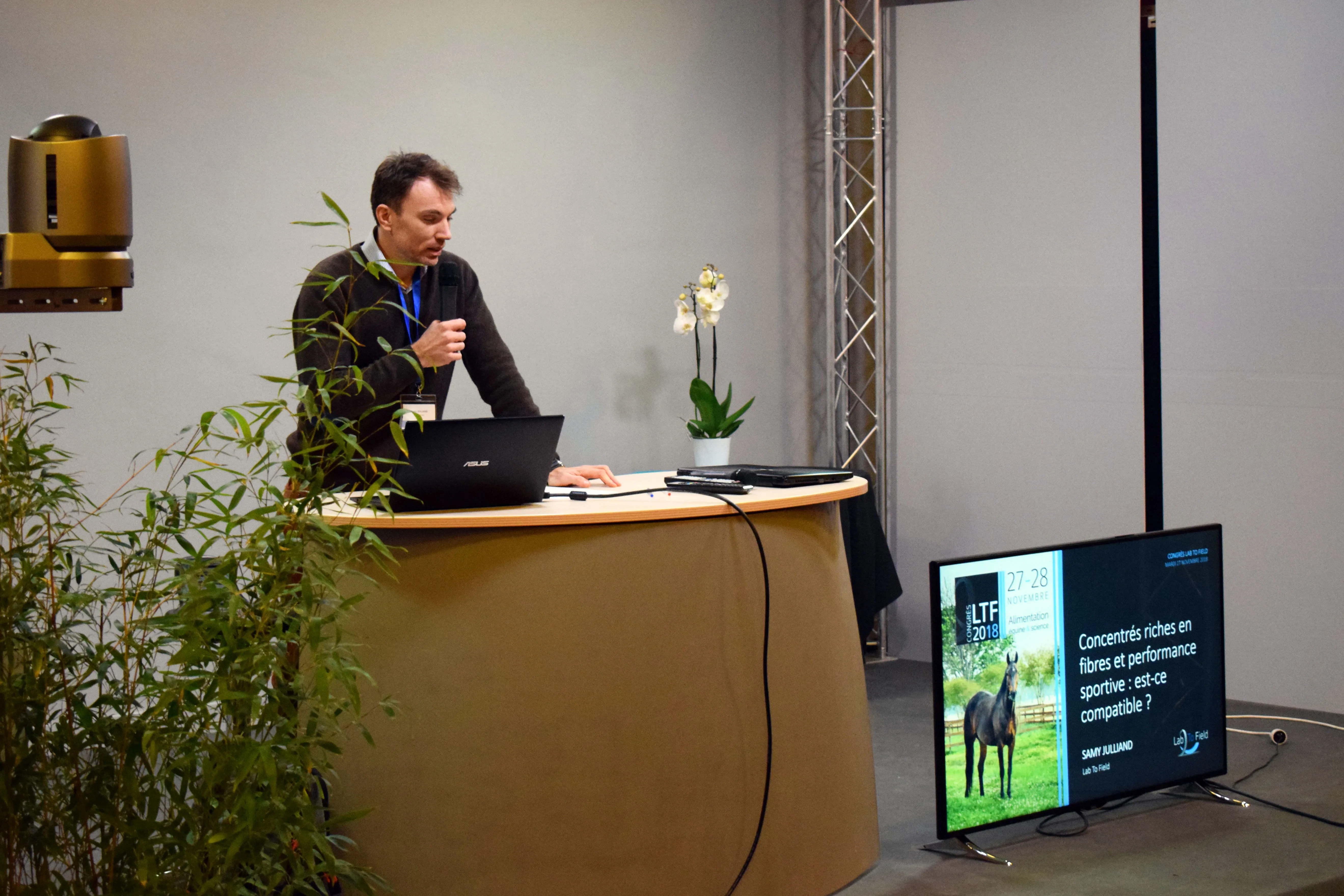 Samy Julliand pendant une conférence sur les concentrés riches en fibres et la performance des athlètes équins