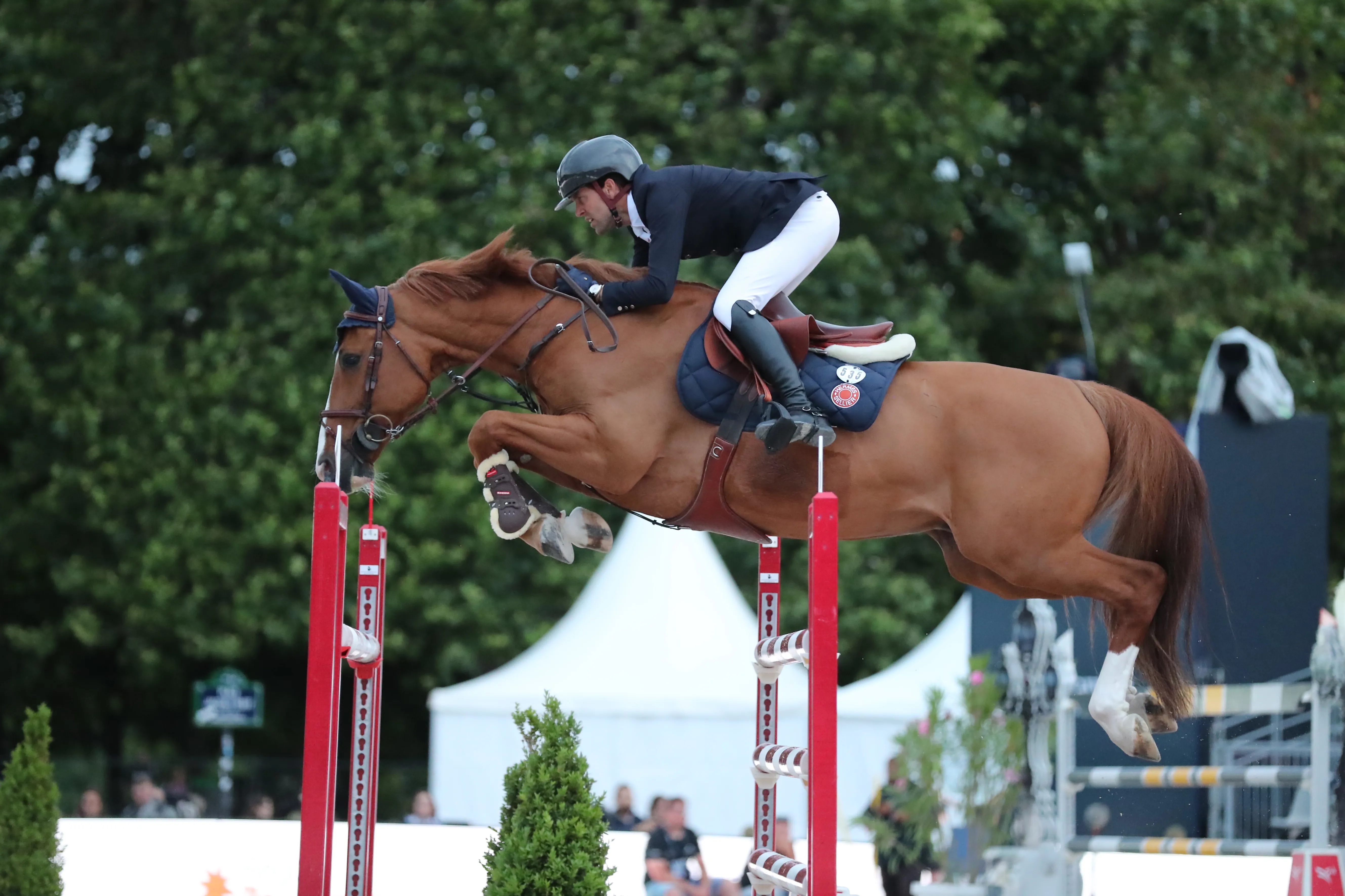 Simon Delestre et Chesall Zimequest, deuxième ce soir face à la tour Eiffel. 