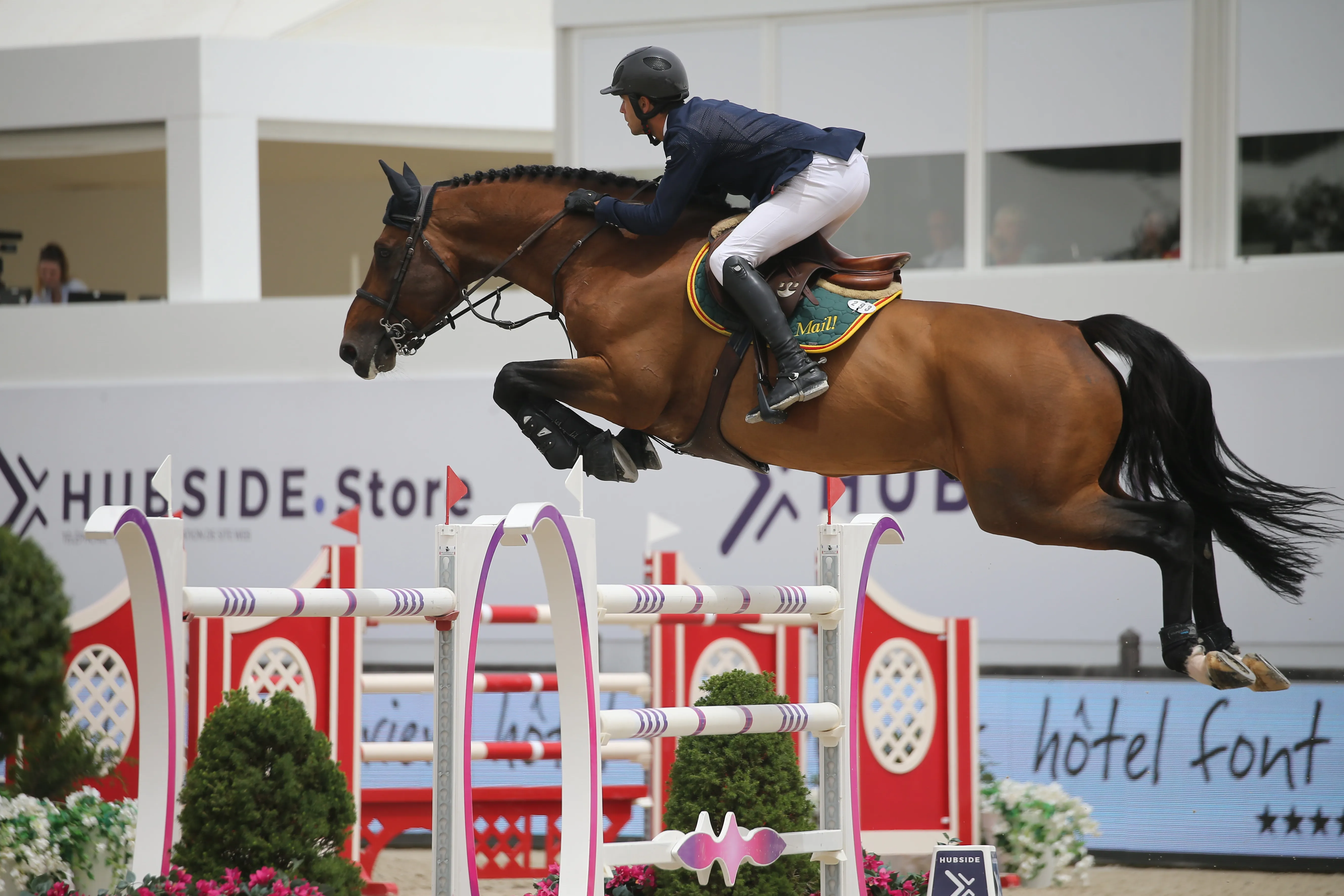 Suivi par les observateurs, Cathar Mail confirme peu à peu avec Edward Levy. 