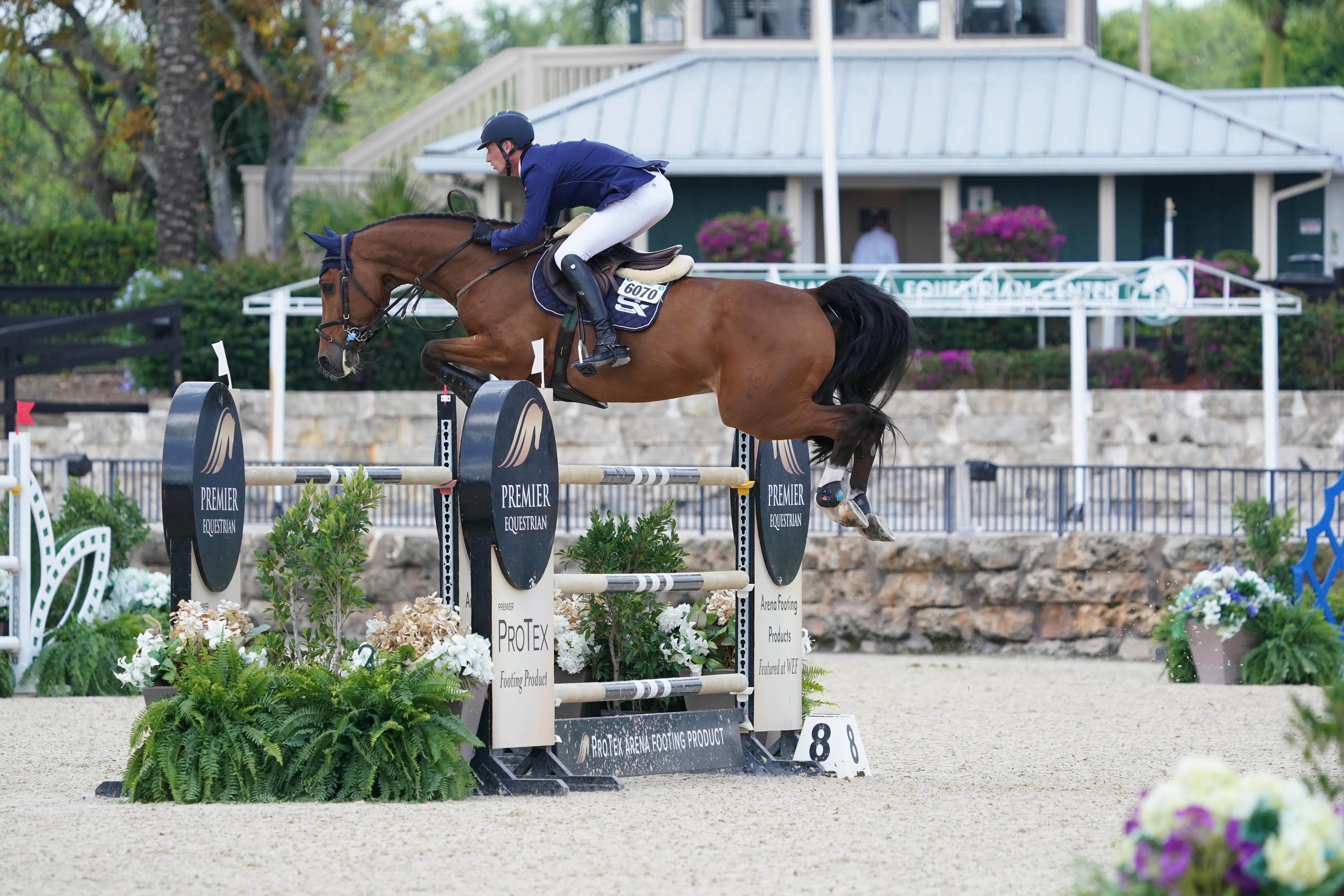 Toujours en forme, Daniel Deusser est troisième, en selle sur Casallvano.