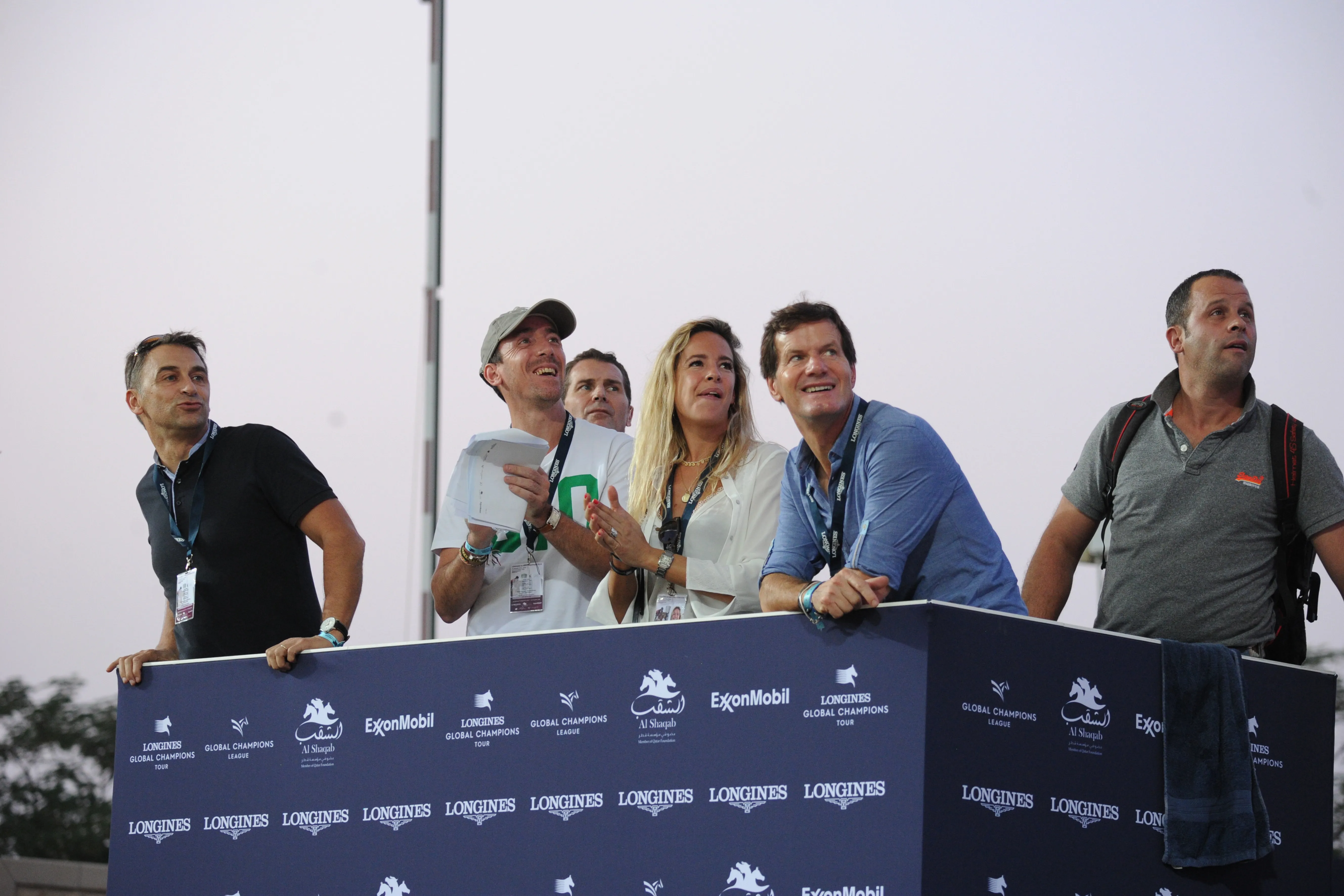 Ici à droite, Thomas Fleury est aux côtés d'une partie de l'écurie Chev'El, soutien de Julien Épaillard, dont le propriétaire Olivier Sadran est à gauche. 