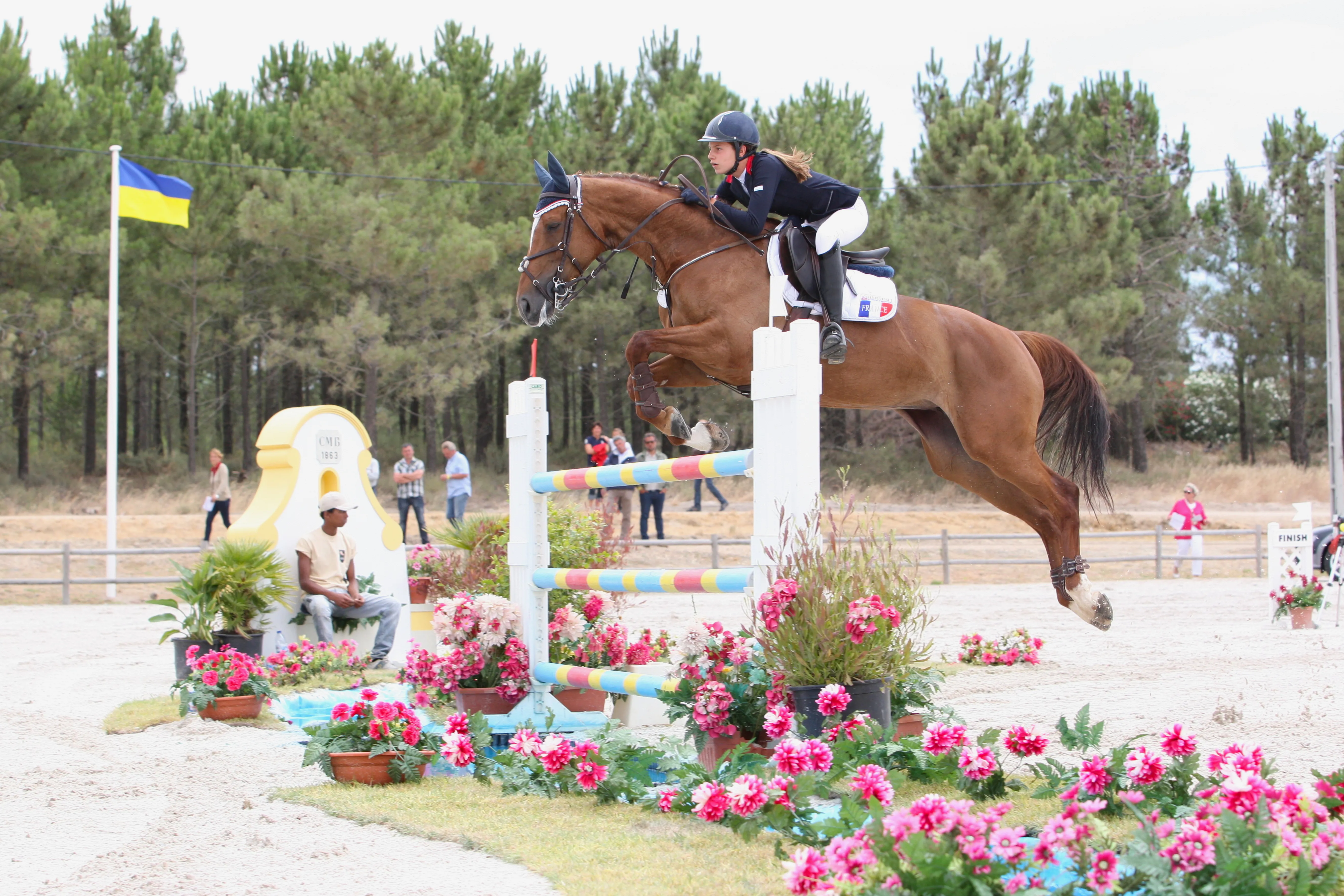 Ici en selle sur Perle Fine du Val, une jument qu'elle monte toujours, Lalie Saclier concourt aux championnats d'Europe Enfants de Comporta, en 2011.