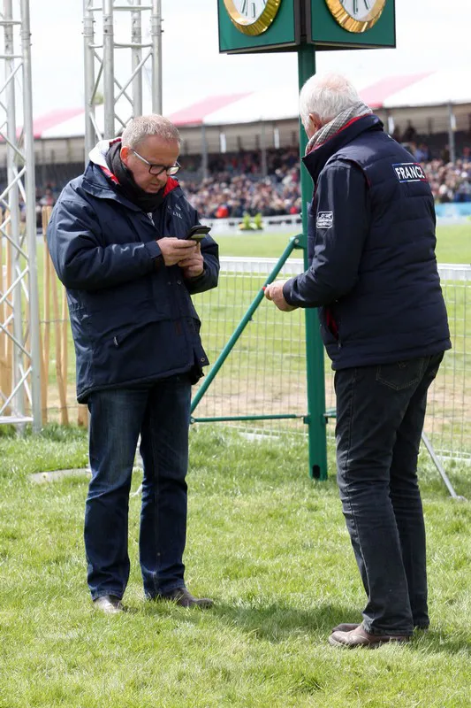 Michel Asseray, ici en compagnie de Serge Cornut, entraîneur de dressage.
