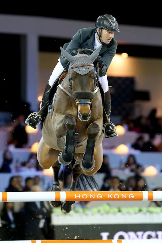 "La vie avec Patrice Delaveau (ici en photo au CSI 5* de Hong Kong avec Lacrimoso 3*HDC) et Kevin Staut est très agréable."