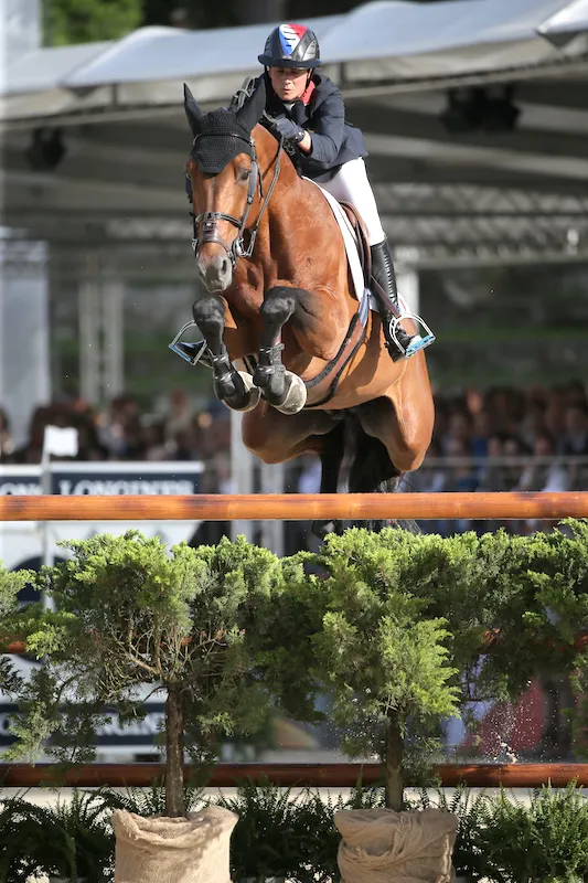 Même cet impressionnant oxer naturel, Pénélope Leprevost et Vagabond de la Pomme auraient pu le sauter les yeux fermés. Super double sans-faute de la paire française.