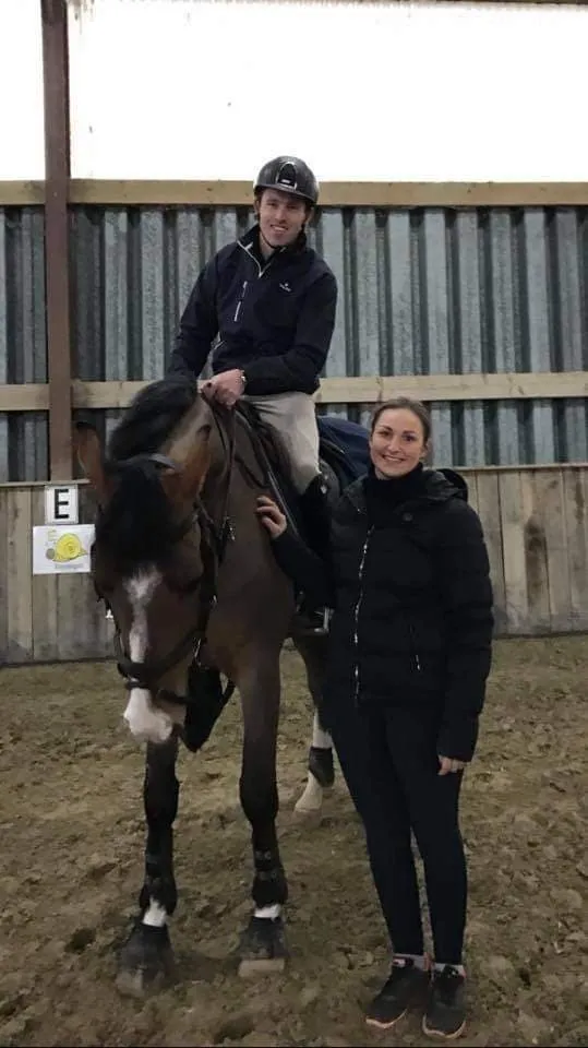 Sous l’œil attentif de Charlotte Philippe, Scott Brash est venu essayer Jerenmias van het Hulstenhof durant l’hiver 2017. © 