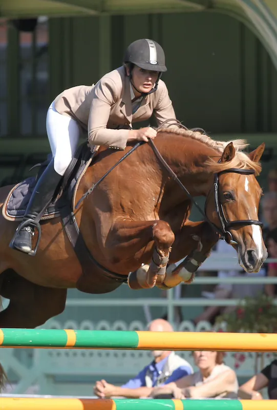 La petite alezane aux crins lavés a permis à Alexandra Rantet, ici en 2011 à Vichy, de vivre ses plus belles émotions de cavalière mais aussi d’éleveuse.