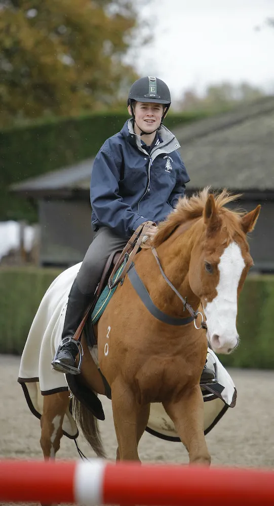 On retrouve ici le jeune homme à quatorze ans en selle sur Flash Bounce, l’un des poneys qui a accompagné ses débuts.