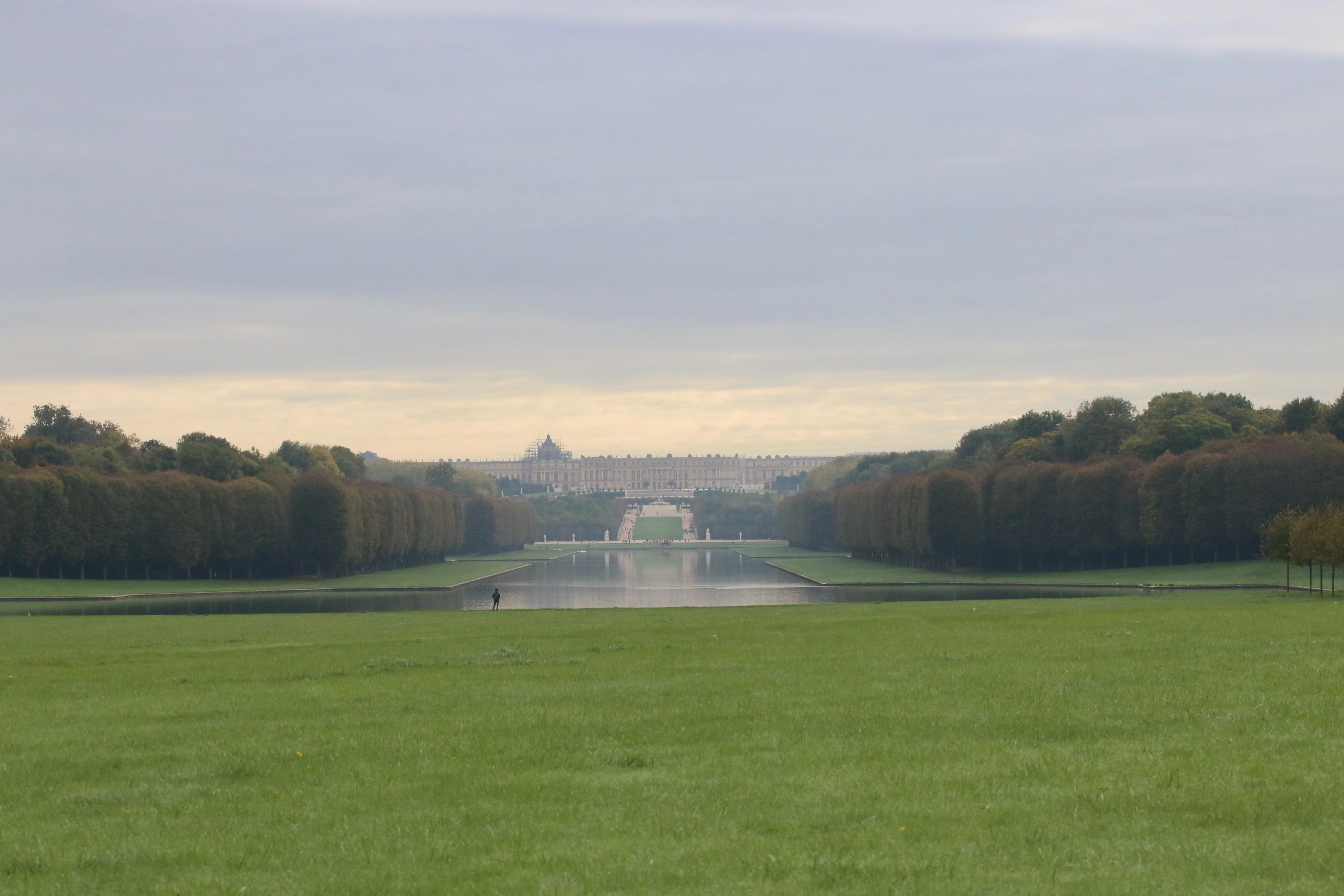 La pelouse sur laquelle sera installée la piste qui accueillera les épreuves d'équitation, avec en fond le château de Versailles
