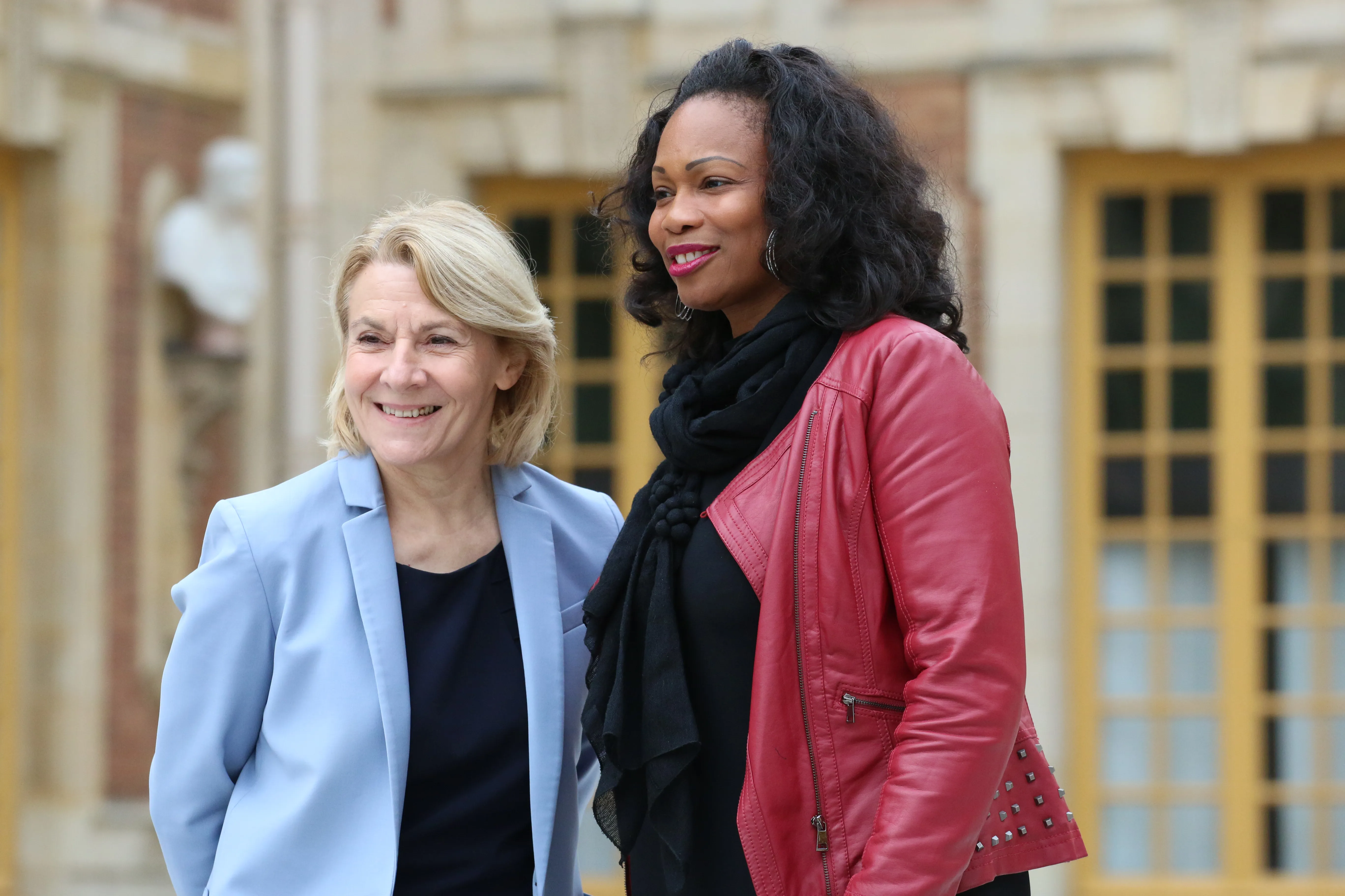 Laura Flessel aux côtés de Catherine Pégard, la directrice du château de Versailles.