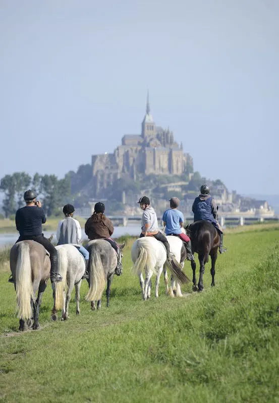 Indémodable et sublime joyau normand, le Mont Saint-Michel s’admire aussi en selle.
