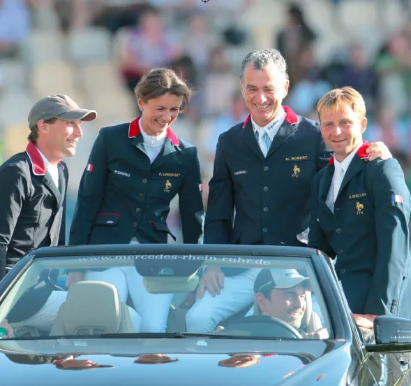 Les jeunes Kevin Staut, Pénélope Leprevost et Olivier Guillon, accompagnés de l'expérimenté Michel Robert, ont relevé l'équipe de France.