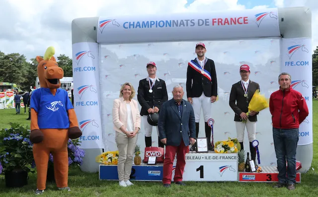 Romain Potin, accompagné sur le podium de Yannick Courdent et Stéphane Dufour.