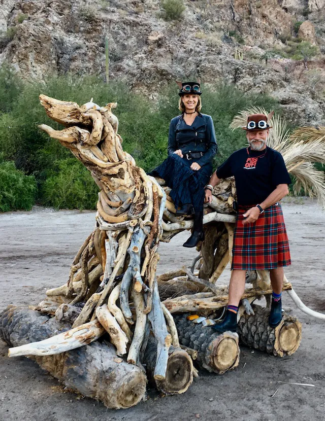 Pedro Cebulka pose ici avec son épouse, Janet, à la plage El Coyote au Mexique où ils ont une maison. Des amis ont créé cette œuvre d’art en bois flotté destinée à être brûlée lors d’une collecte annuelle de fonds pour l’éducation des enfants, un orphelinat, une Société de protection animale et le service vétérinaire local. Naturellement, Pedro joue alors le rôle de maître de cérémonie.