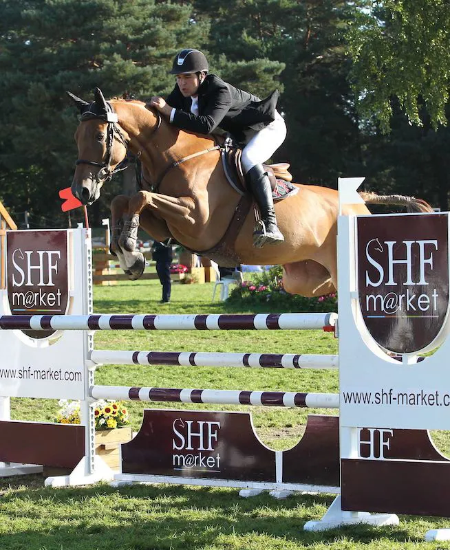 Aline sous la selle de Charles Hubert Chiché lors de la finale du Cycle classique des cinq ans, en 2015 à Fontainebleau.