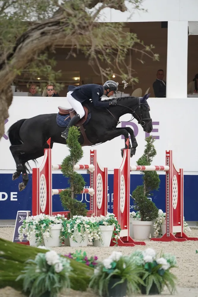 Paul Delforge monte ici le tout bon Allblack du Gressoux.