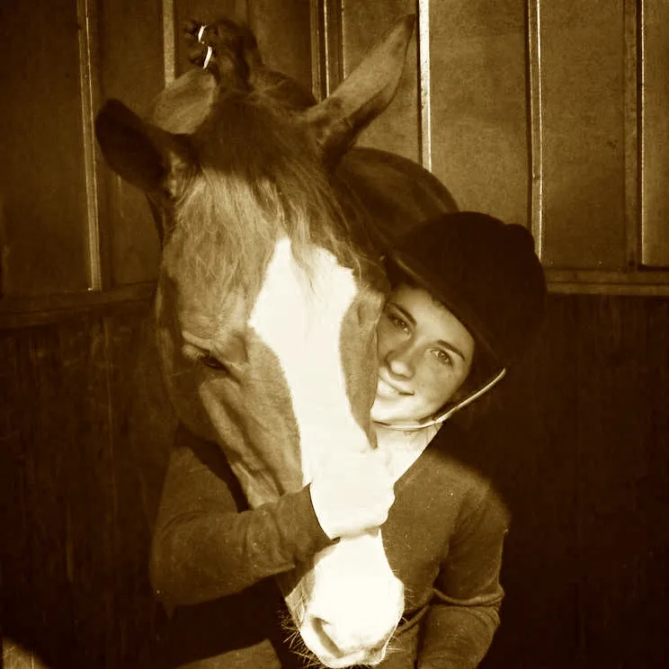 On retrouve ici la jeune femme avec son cheval de cœur, qui vit aujourd’hui chez ses parents, en Italie.
