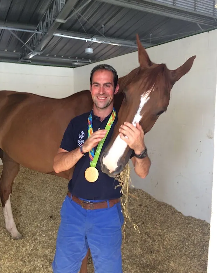Avec la médaille d'or par équipes autour du cou, Jérome Gaudoux est ici avec Flora à Rio de Janeiro. 