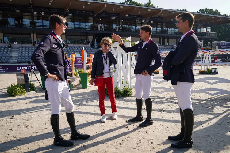 Alexis Deroubaix se trouve ici aux côtés de ses amis Kévin Staut et Nicolas Delmotte, ainsi que de sa fidèle propriétaire Annick Chenu.