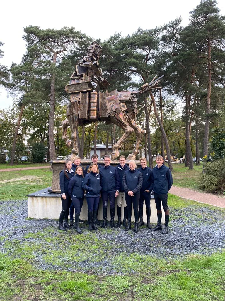 Les jeunes de la YRA, accompagnés de Franke Sloothaak et Pippa Funnell.