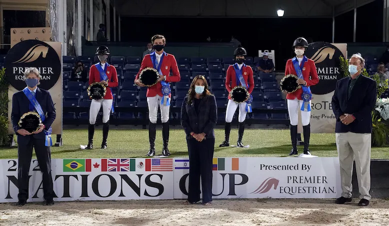 Sur le podium, les quatre membres de l'équipe victorieuse : Lillie Keenan, Brian Moggre, Bliss Heers et Jessica Springsteen.