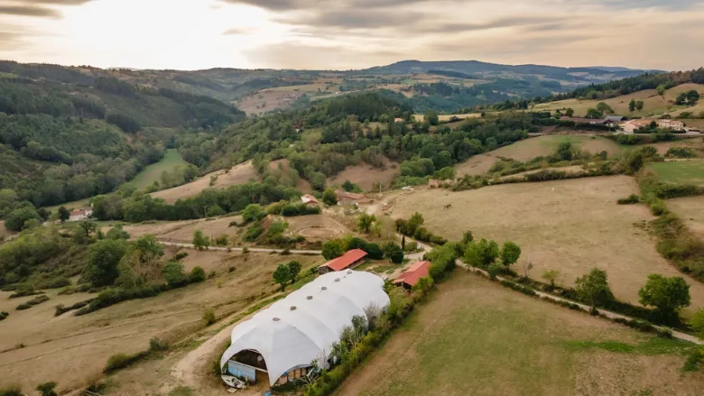 Actuellement en vente, cette propriété équestre située en Auvergne-Rhône-Alpes offre une vue à couper le souffle. 
