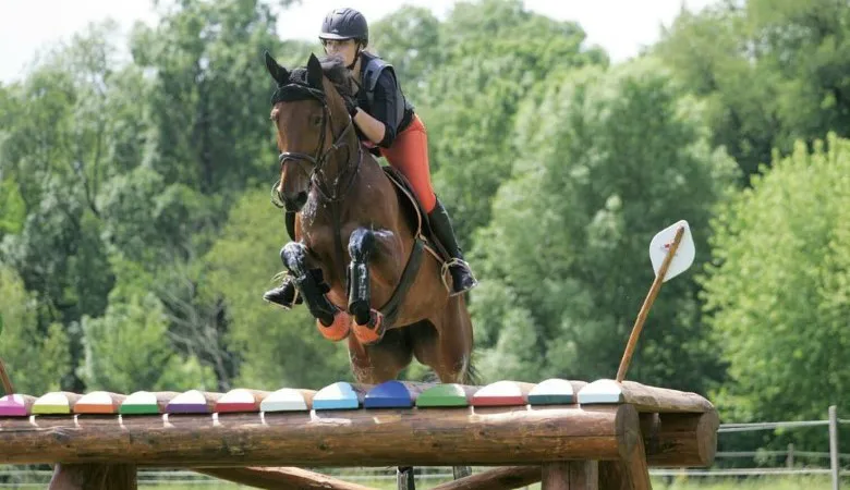 Zoé Lelièvre (ici avec son ancienne jument Awassa Latour) favorise un CSO pour la reprise avant de s'engager de nouveau en concours complet avec son jeune cheval.