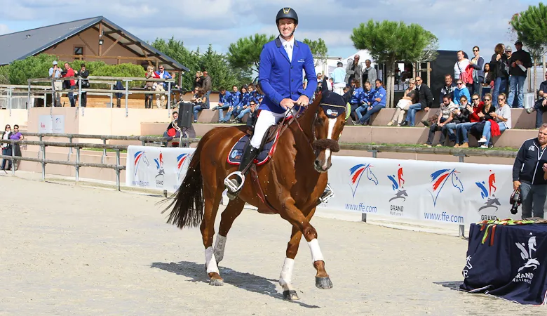 Thomas Carlile accroche une première écharpe de champion