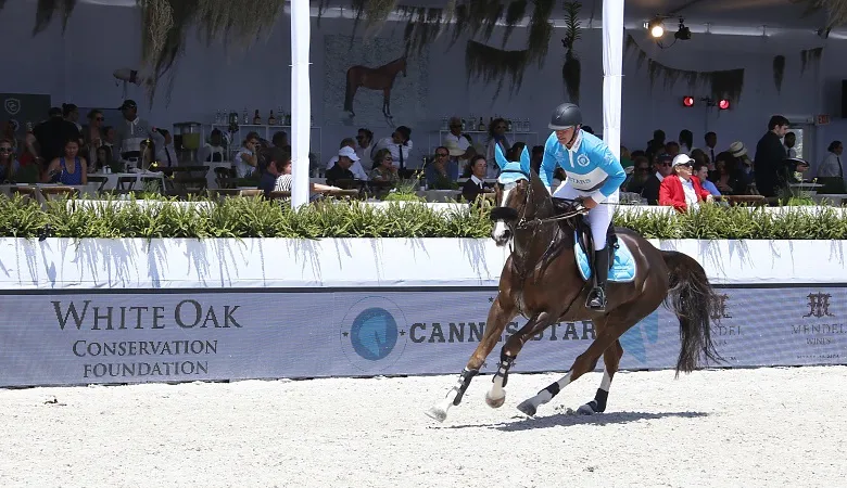 Couleurs flashy et polos détendus, les couples, ici Roger-Yves Bost et Sunshine du Phare, sont bien loin des codes classiques !