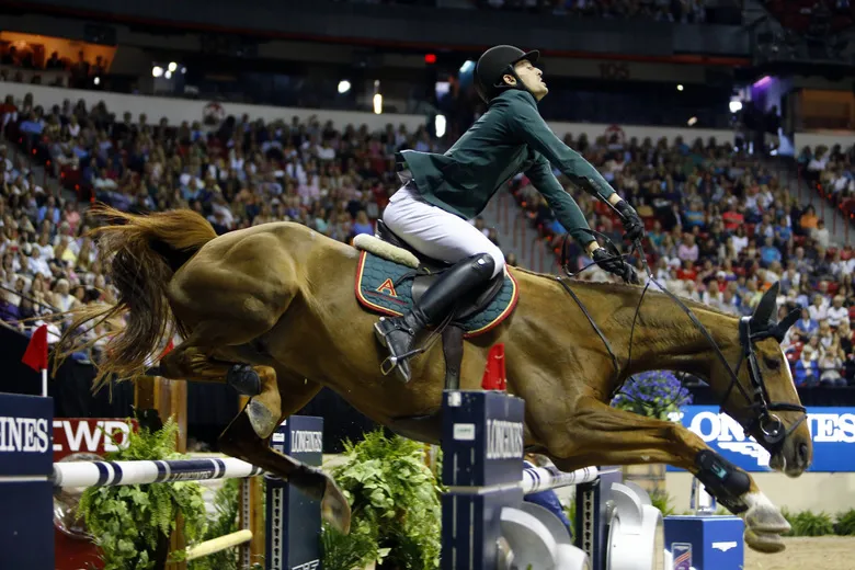 Le dernier obstacle a été plutôt acrobatique pour Steve Guerdat et Albführen's Paille, gagnants de la finale Coupe du monde.