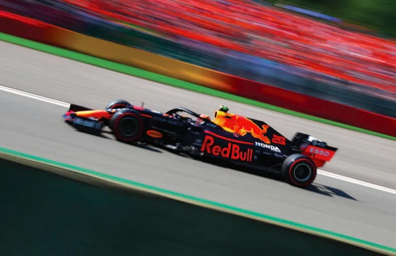 Comme l’équitation, les sports mécaniques véhiculent une esthétique noble, attirant des sponsors désireux de se tailler une image haut de gamme.