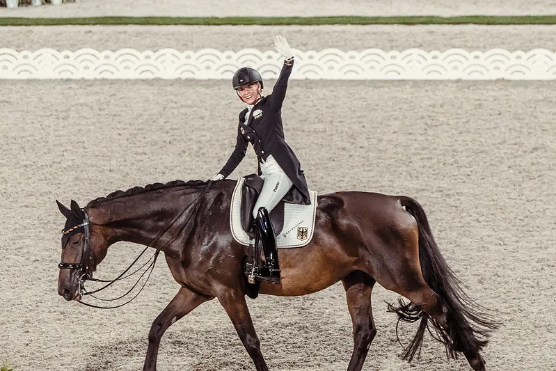 Jessica von Bredow-Werndl salue son clan.