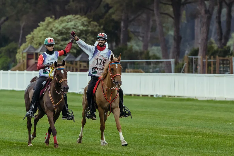 Les deux Émiratis ont franchi la ligne d'arrivée main dans la main.