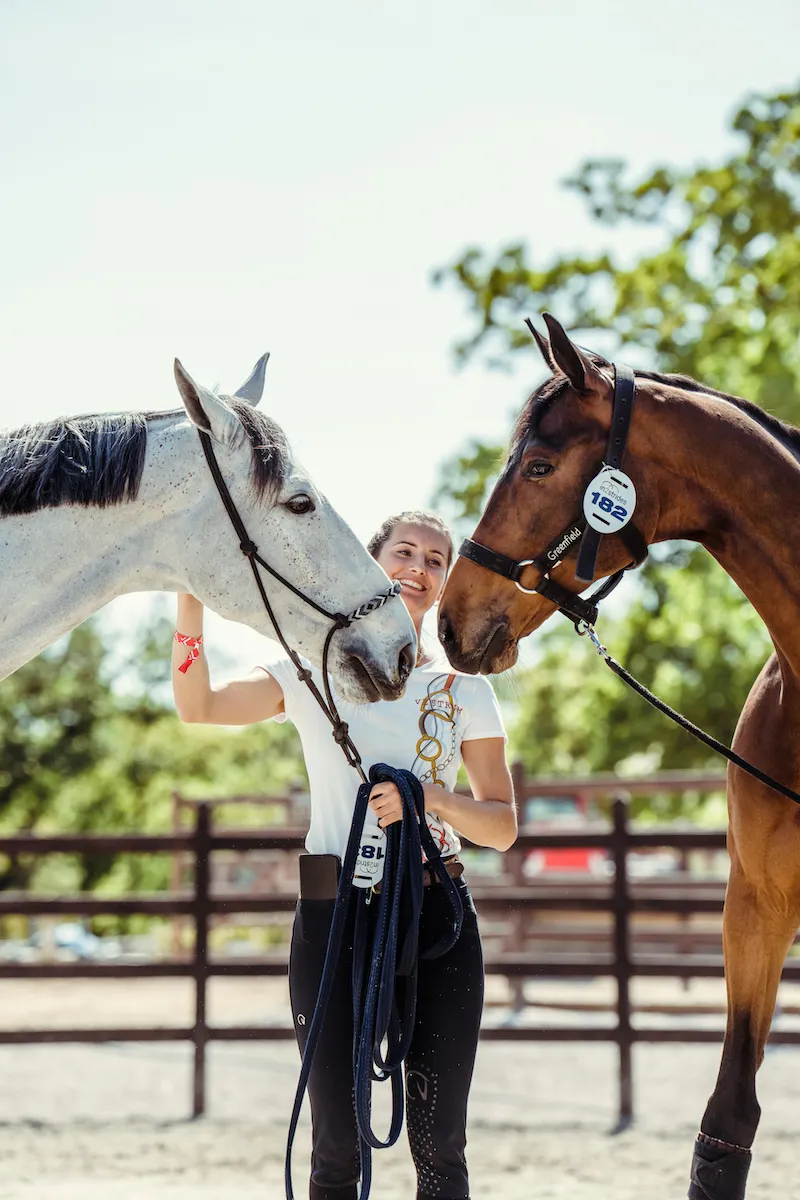 Laura Monier avec Kira Loe et Petter Patter à l’Hubside Jumping de Grimaud.