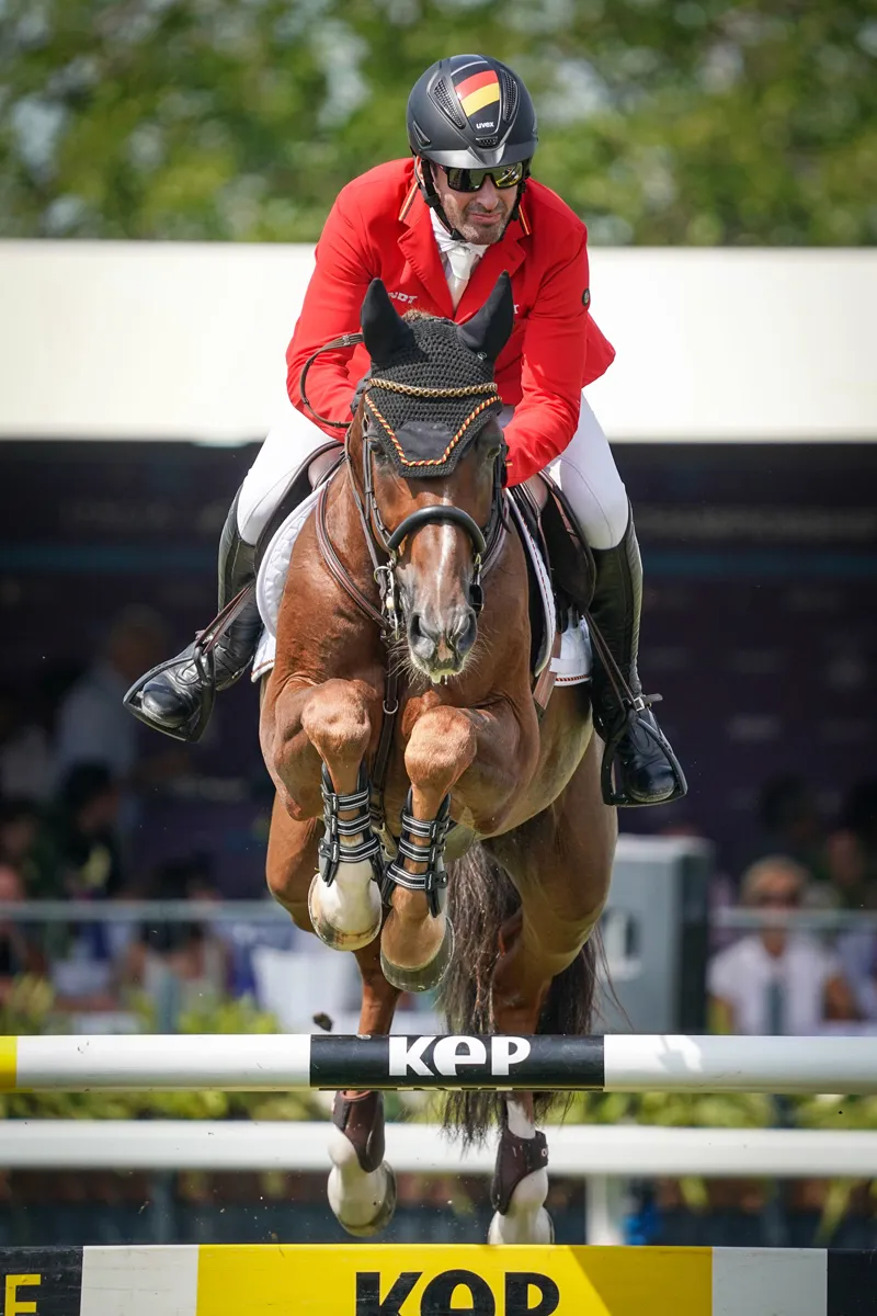 L’Allemand Philipp Weishaupt s’est ravi de sa médaille d’argent avec le jeune Zineday, âgé seulement de neuf ans.