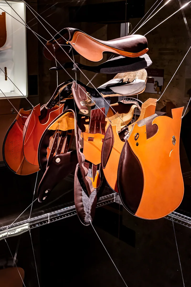 Une selle éclatée est présentée dans la salle.