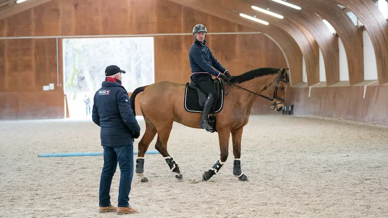 Serge Cornut suit ici du regard le travail de Karim Laghouag.