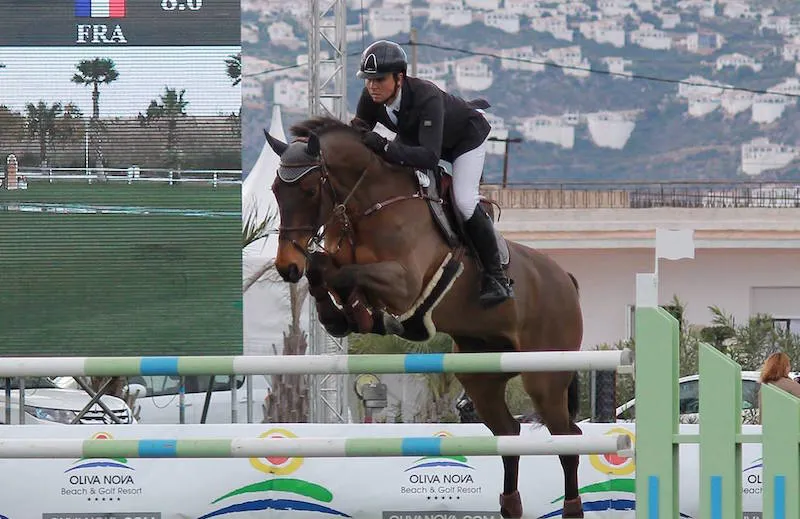 En ce moment, Jean-Maurice Bonneau est à Oliva pour coacher certains de ses élèves, à l'image de Laurent Guillet, vainqueur du Grand Prix CSI 2* il y a deux semaines avec Sultan du Château.