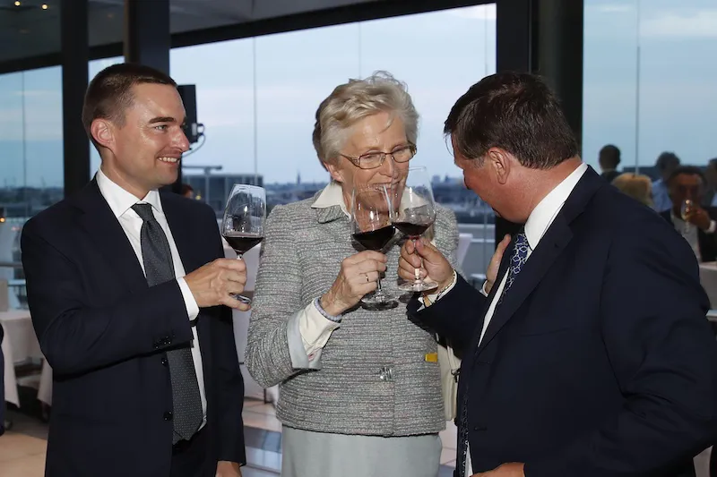 Lars Windhorst et Jan Tops en pleine discussion avec Madeleine Winter-Schulze, fidèle mécène des champions allemands Ludger Beerbaum, Isabell Werth et Ingrid Kilmke notamment.
