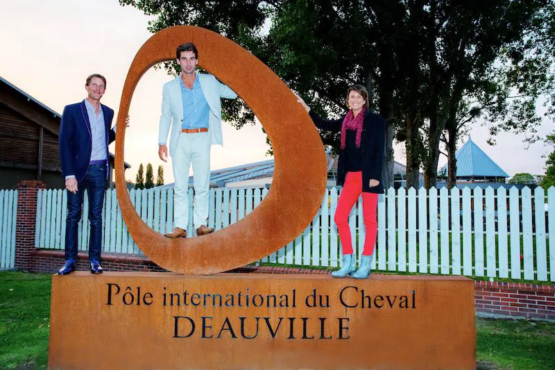 Pénélope Leprevost, Kevin Staut et Astier Nicolas posent devant le Pôle international du cheval.