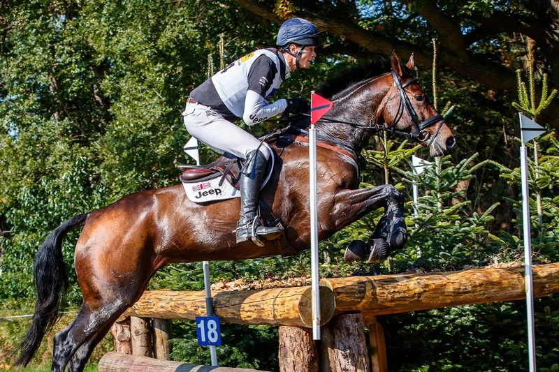 William Fox-Pitt colle aux trousses de Sophie Leube en individuel et tient la tête avec son équipe nationale !