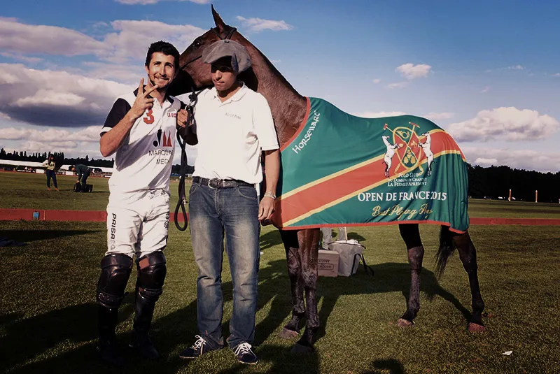 Martin Aguerre n'est pas peu fier de Machitos Garganta, meilleur cheval de la finale, une jument élevée par son oncle Mariano, grande star du polo argentin.