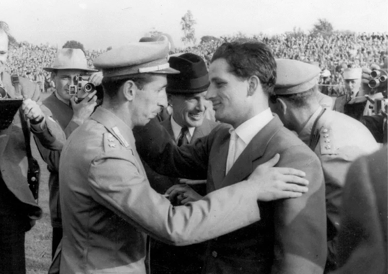 En 1955, Hans-Günter Winkler a été sacré champion du monde pour la seconde fois consécutive, devançant l'Italien Raimondo d'Inzeo, qui prendra sa revanche l'année suivante.