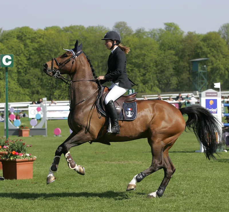 Pauline et Vinca sur la superbe pelouse de Chantilly.