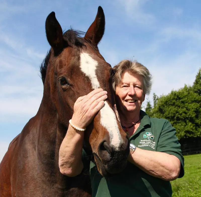 Paula Cullen pose ici avec Calendar Girl, la mère de Brocks, disparue il y a seulement trois mois à l’âge de vingt-neuf ans.